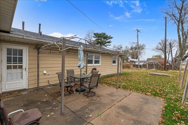 Building Photo - 925 2nd Ave E