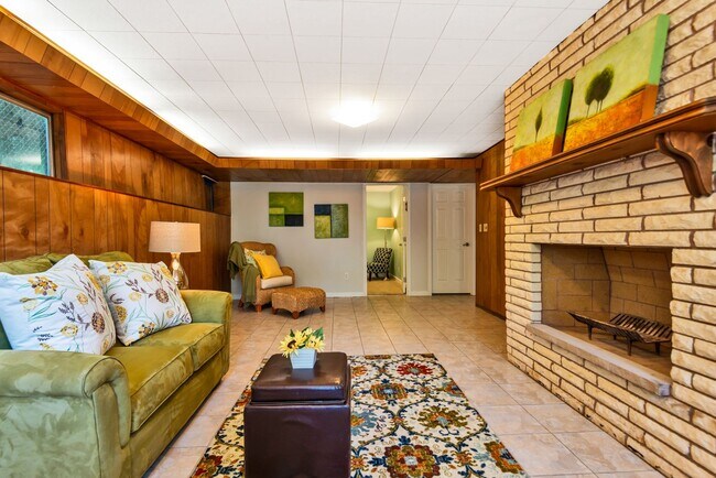 Building Photo - Spacious 3 Bed, 2.75 Bath Seward Park Home!