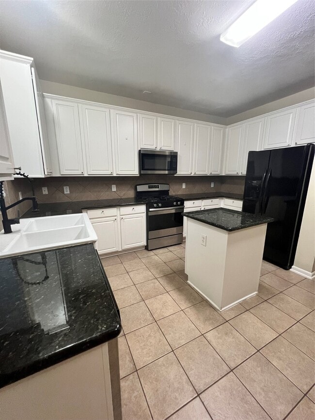 Building Photo - 15 Jewelsford Ct