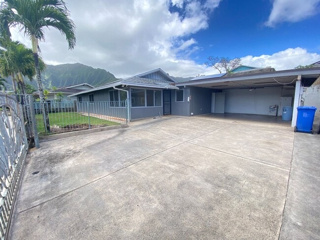 Building Photo - Ahuimanu Charmer!