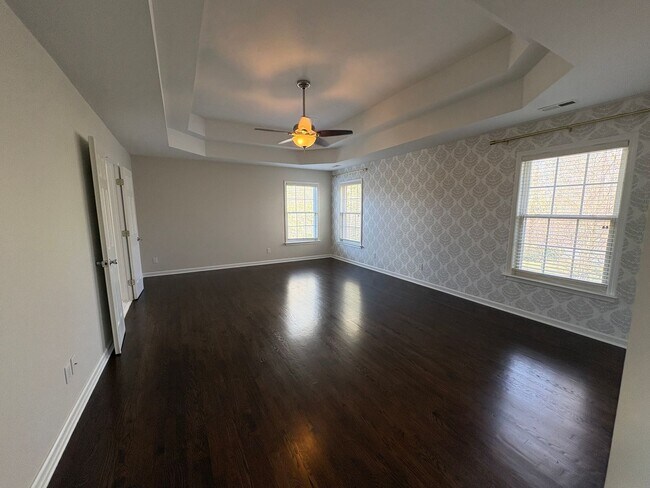 Building Photo - Beautiful and Spacious