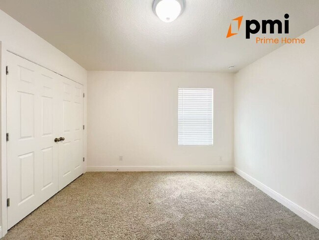 Building Photo - "Stunning 4-Bed Home with 2.5 Baths & Spac...