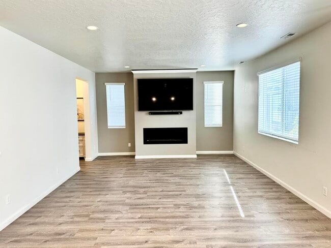 Building Photo - 283 N 1580 W