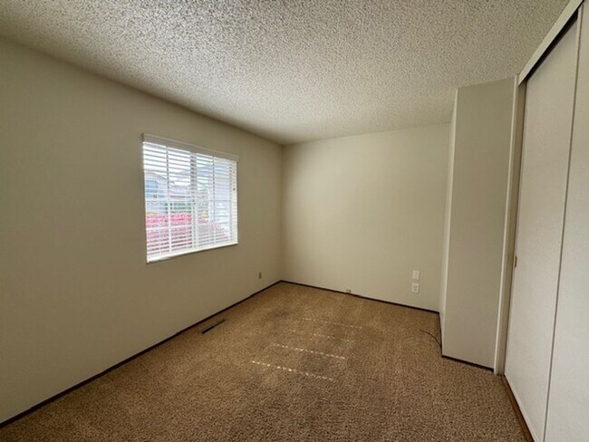 Building Photo - Single level home in Woodlands neighborhood-Walnut Creek