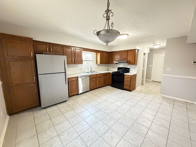 Building Photo - Prime location for a perfect 3 bed and 1.5 bath home!