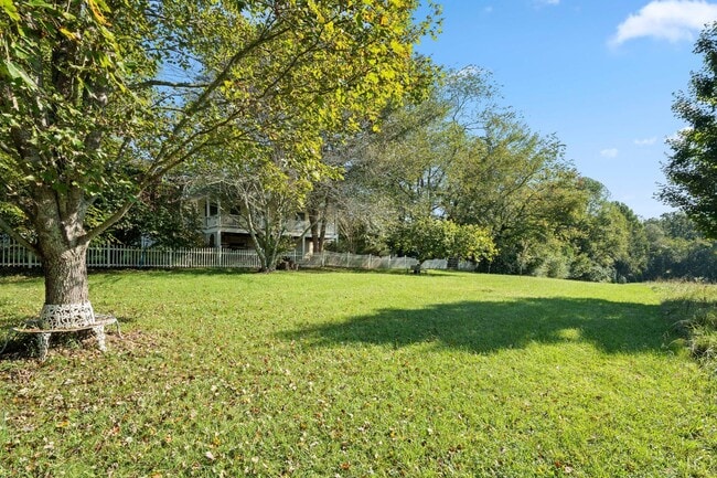 Building Photo - Spacious Updated Ranch