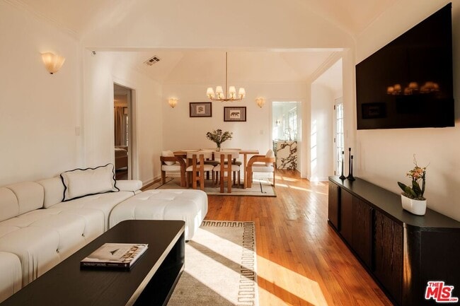 Building Photo - 866 N Doheny Dr