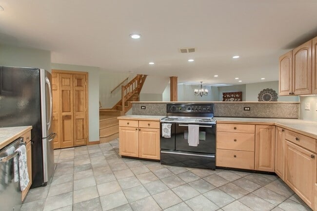 Building Photo - 291 Old Dunstable Rd