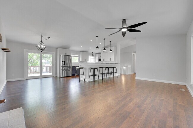 Building Photo - $2,700.00 - 4 Beds, 2 Baths, Single Family...