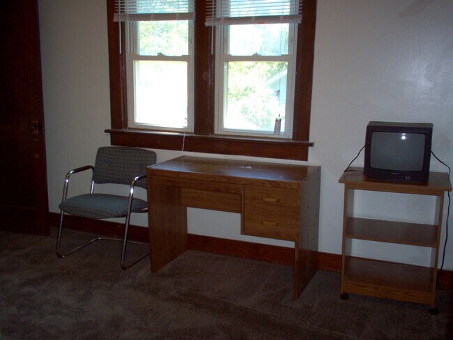 Building Photo - 114 S Smithville Rd