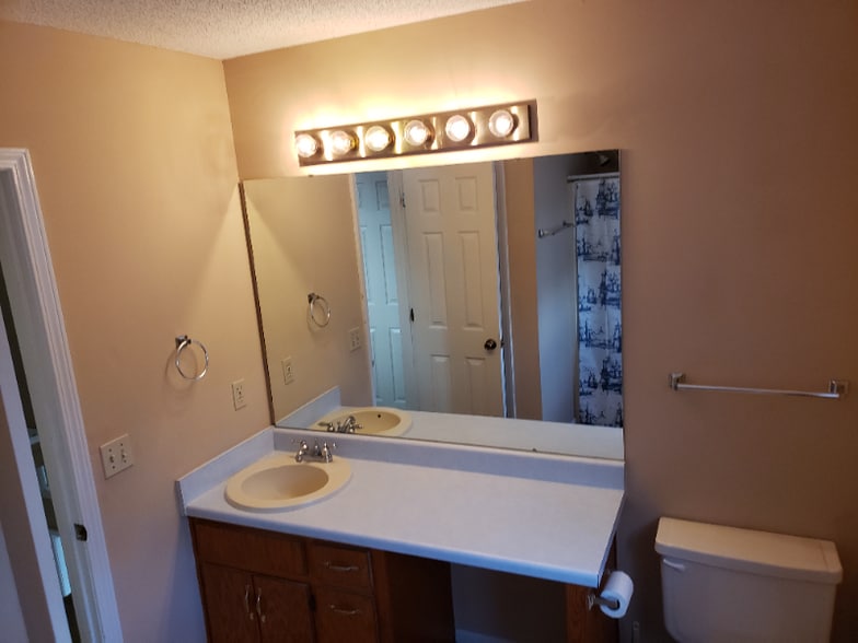 Building Photo - 153 Candlebrook Dr