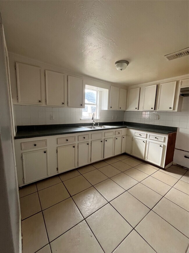 Building Photo - 7933 Brays St