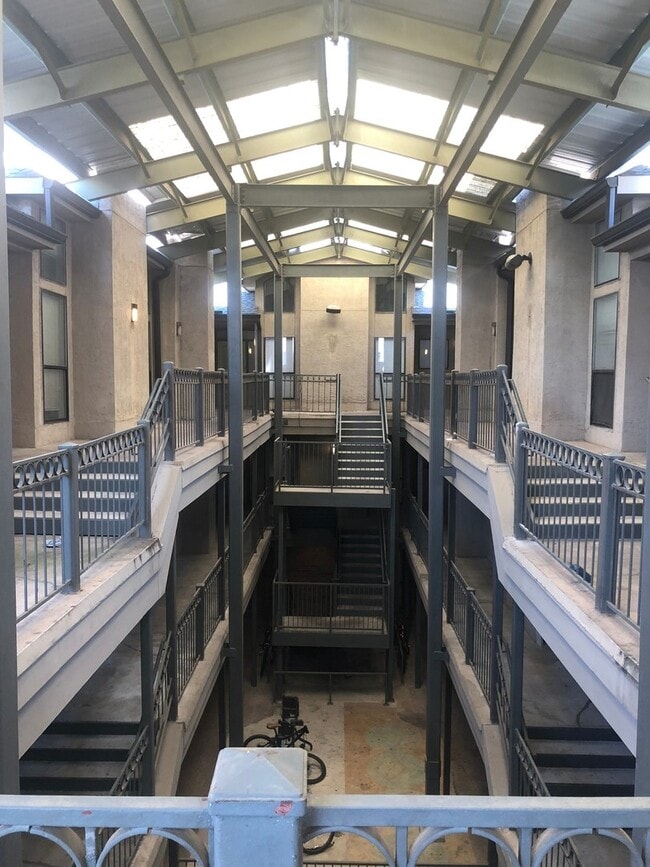 Building Photo - UT PRE-LEASE: 2 bed/2 bath West Campus Condo with cathedral ceilings, washer/dryer, 2 RSVD Pkg, B...