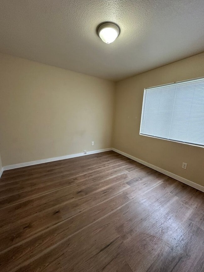 Building Photo - Single Level 3 Bedroom 2 Bath - 1 Car Garage - Lebanon