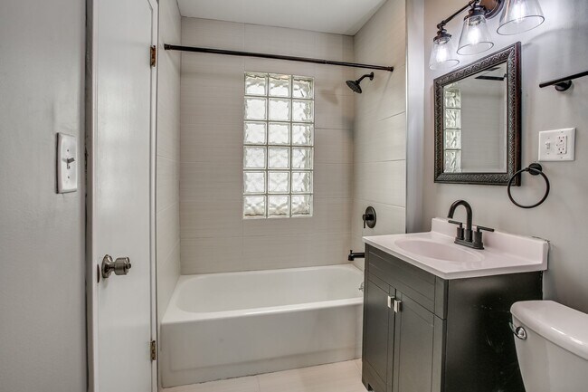 Building Photo - Charming Aksarben Gem