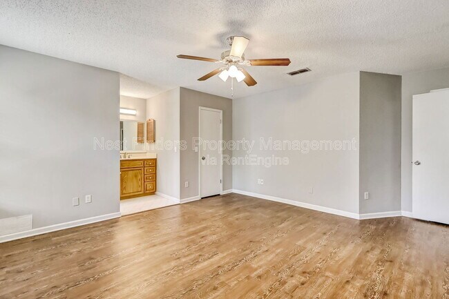 Building Photo - 10460 Roxbury Ln