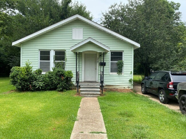 Primary Photo - Large 2 bedroom Single Family Home ! 1/2 o...