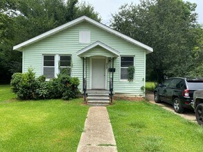 Building Photo - Large 2 bedroom Single Family Home ! 1/2 o...
