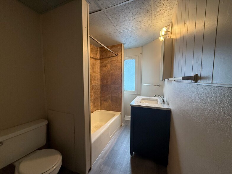 Building Photo - 301 Brown Ave