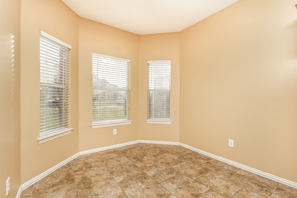 Building Photo - 520 Picketts Dr