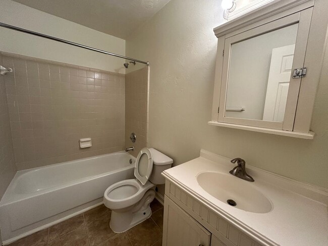 Building Photo - Sun-Filled 2/2 with Stainless Appliances & New Carpet