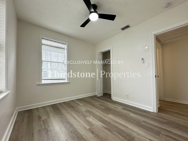 Building Photo - 1178 Murray Dr