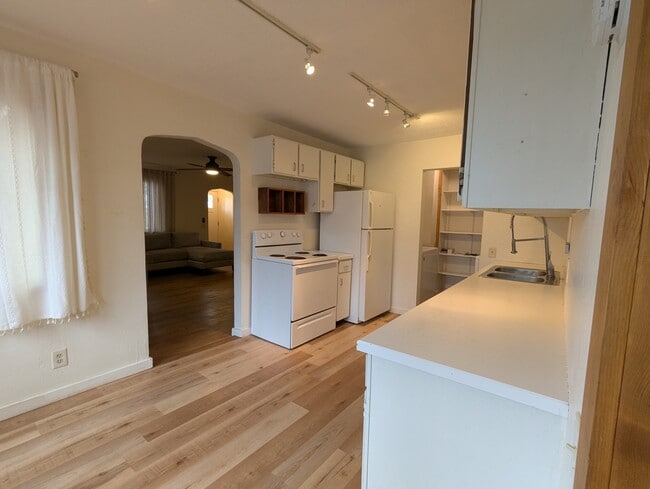 Building Photo - 455 NE Clay Ave