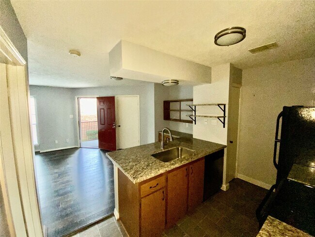 Building Photo - 2401 Sycamore Ave
