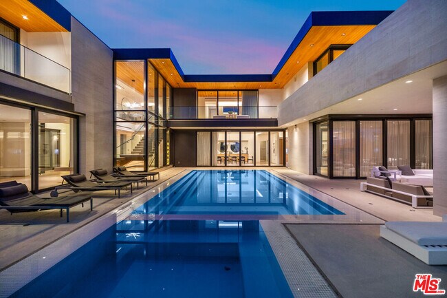 Building Photo - 9255 Swallow Dr