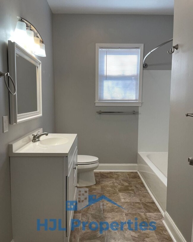 Building Photo - Beautiful Donelson Home