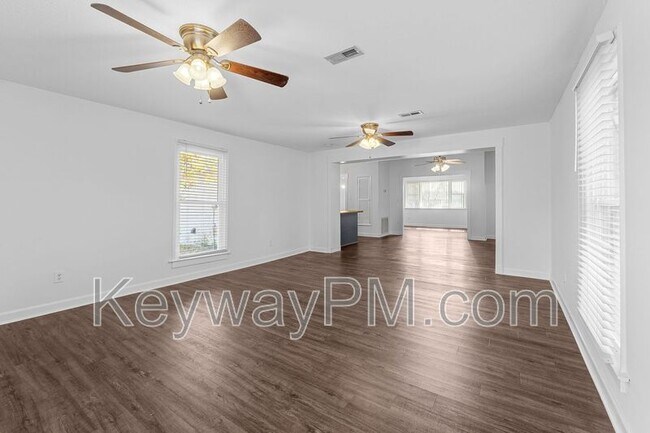 Building Photo - 3327 Cockatoo Rd