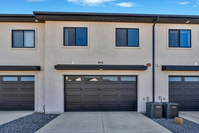 Building Photo - 923 S 950 W