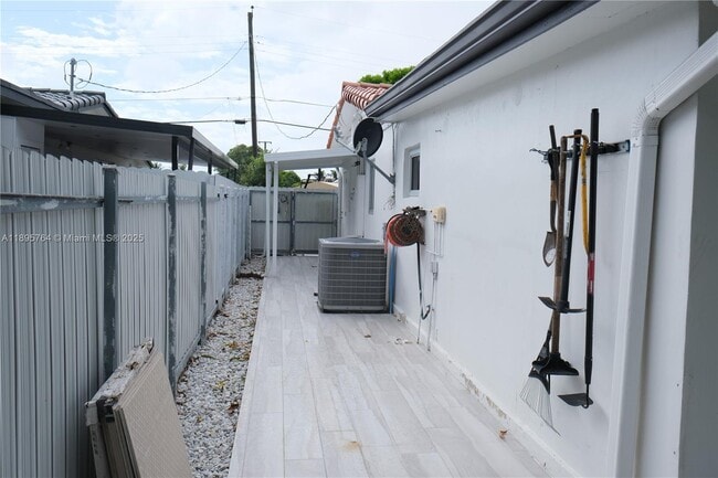 Building Photo - 4311 SW 104th Ct