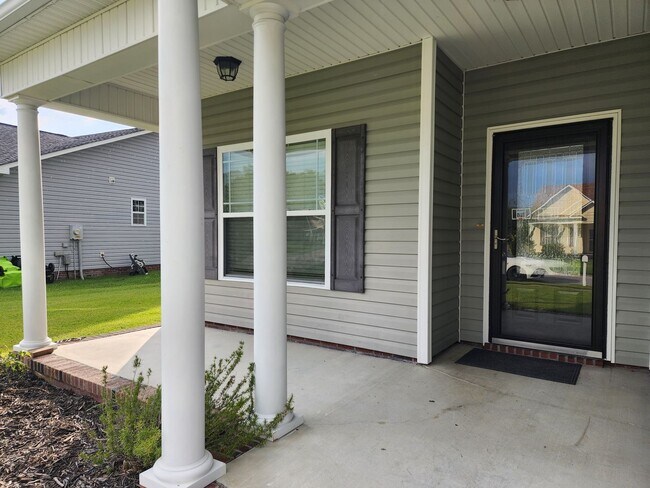 Building Photo - 3 Bedroom home with an upstair bonus room ...