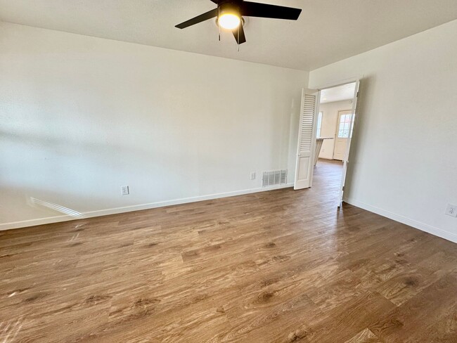 Building Photo - Newly Remodeled 3 bed 2 bath