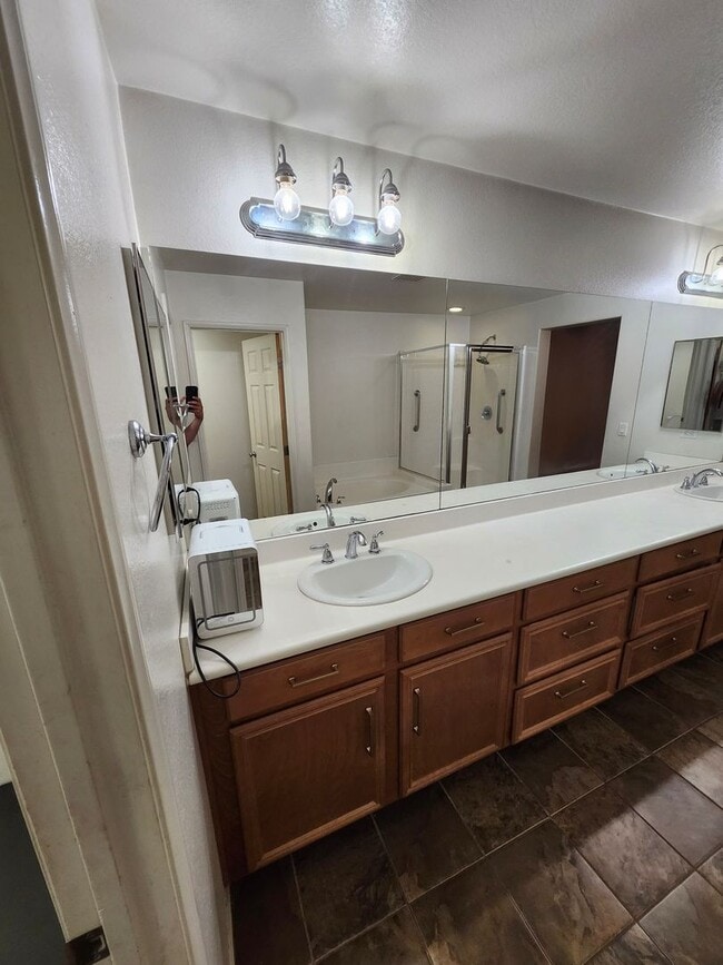 Building Photo - Beautiful two-story townhouse in Fontana G...