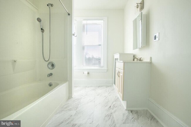 Building Photo - 401 W Washington St