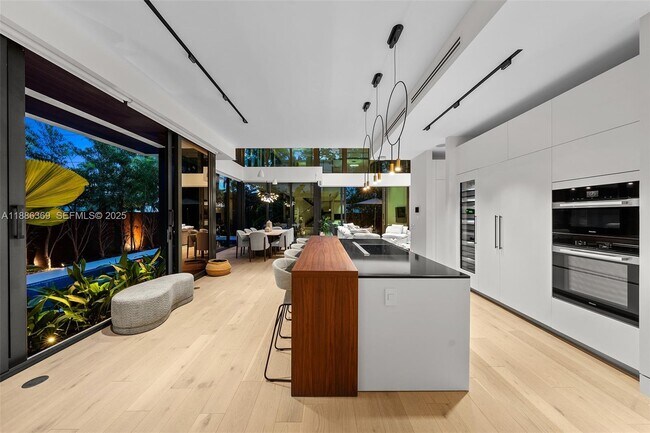 Building Photo - 3306 NE 16th St