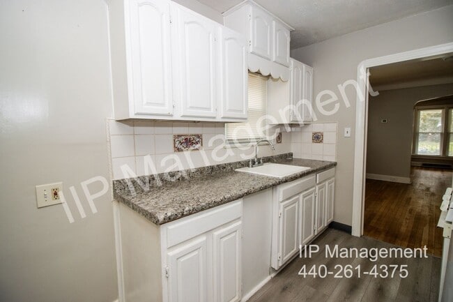 Building Photo - 340 E 197th St