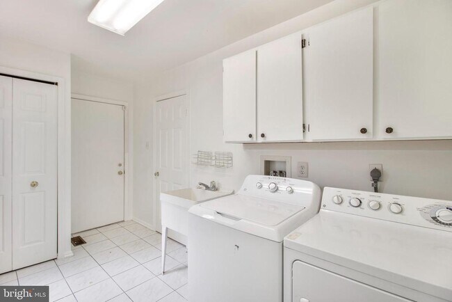 Building Photo - 13920 Wagon Way