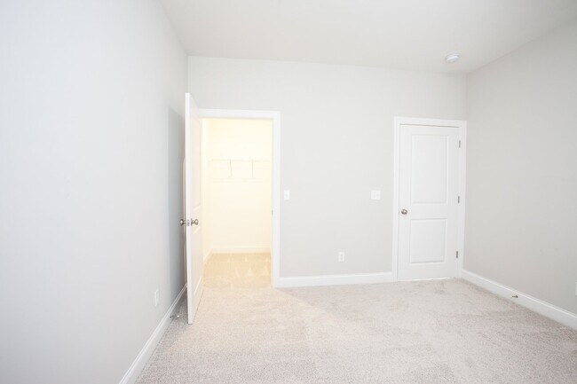 Building Photo - 2BR/2BA - Beautiful condo on River Road - ...