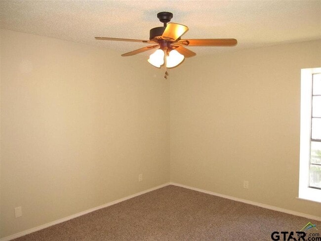 Building Photo - 323 Top Hill Dr