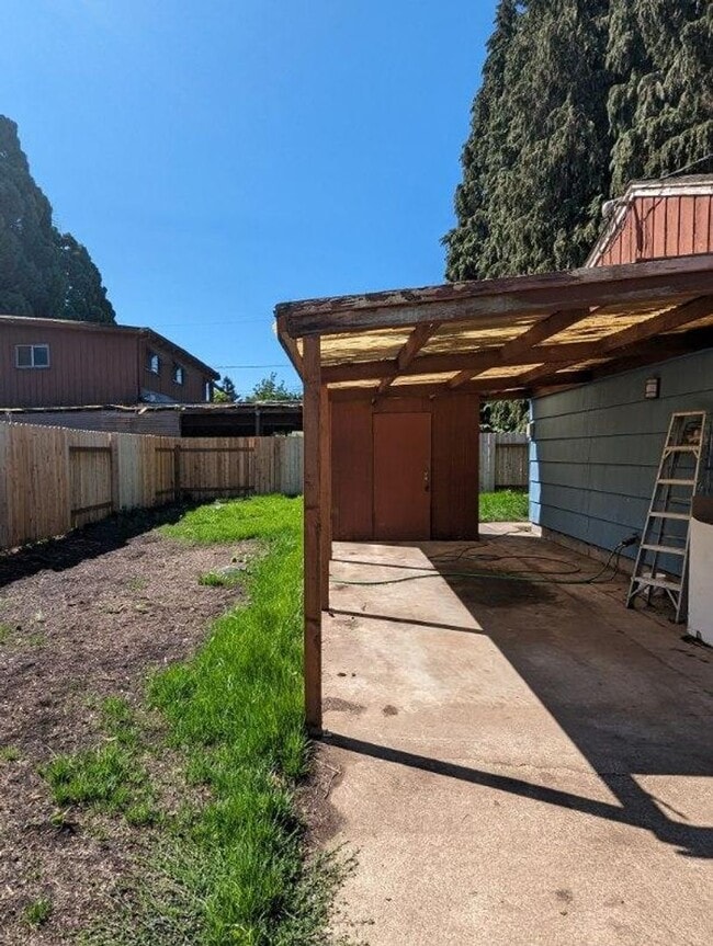 Building Photo - 2-bedroom 1-bathroom duplex