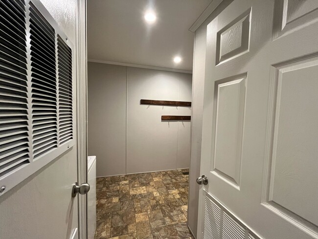 Building Photo - 1607 Delaware Dr