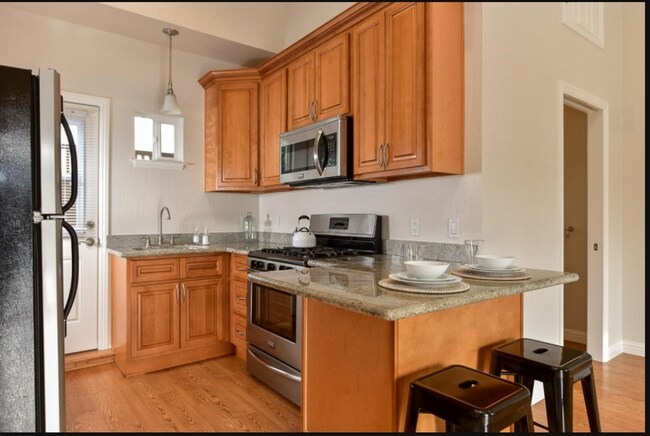 Building Photo - 675 Hamline St