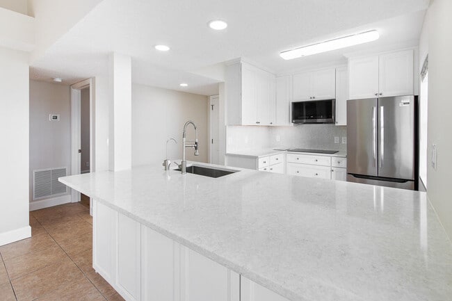 Building Photo - 1060 Lake Shore Dr