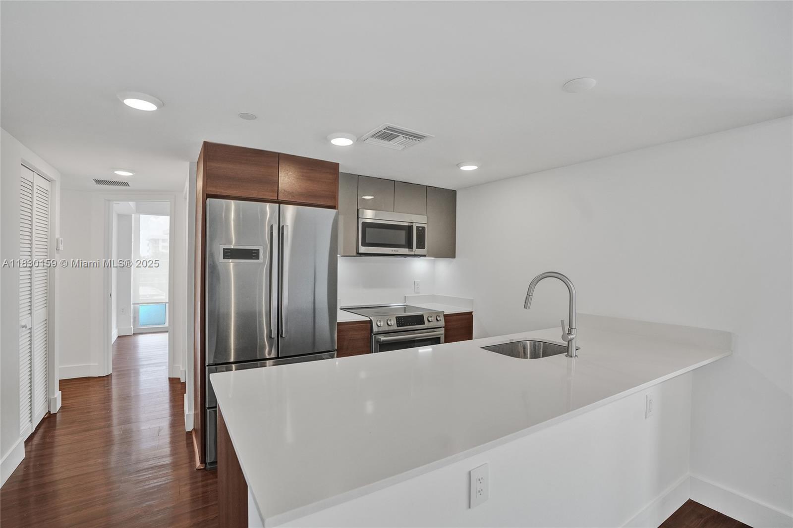 Building Photo - 9261 E Bay Harbor Dr