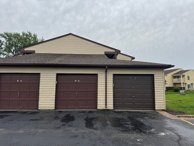 Building Photo - 10 Fernwood Dr