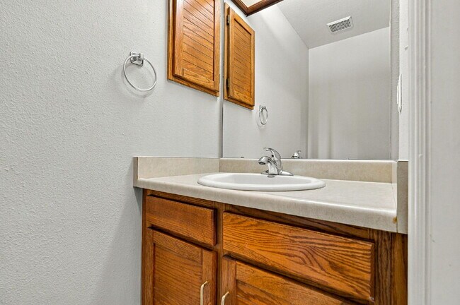 Building Photo - 3-Bedroom Louisville Townhome with Finished Basement