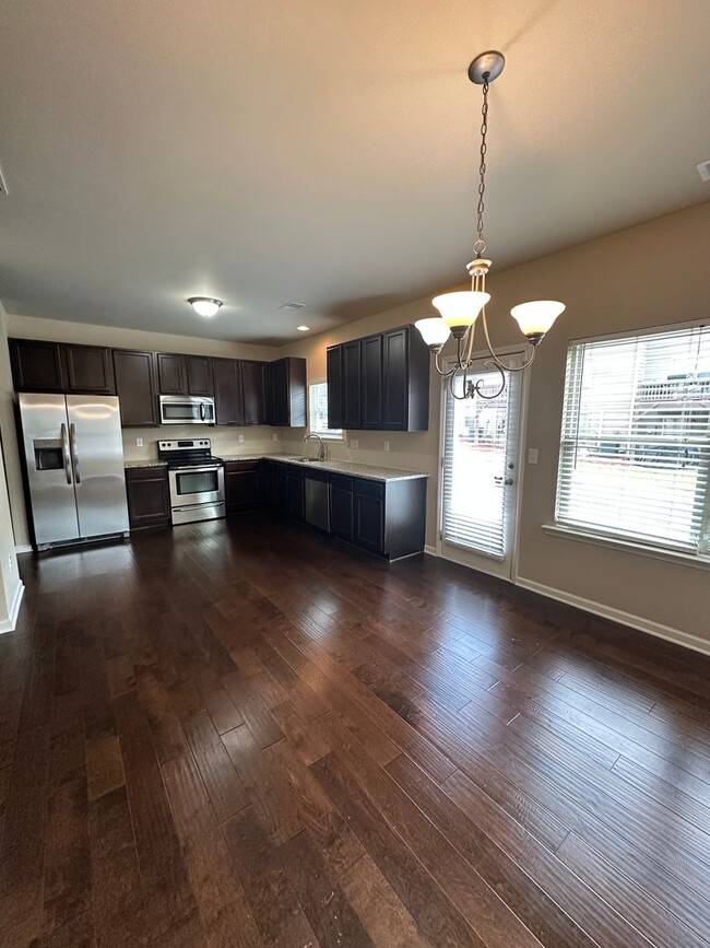 Building Photo - NEW LISTING - GORGEOUS TOWNHOME IN KENNESAW!